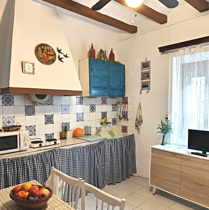 Salle à manger avec cheminée et kitchenette, Amposta, Delta de l'Ebre
