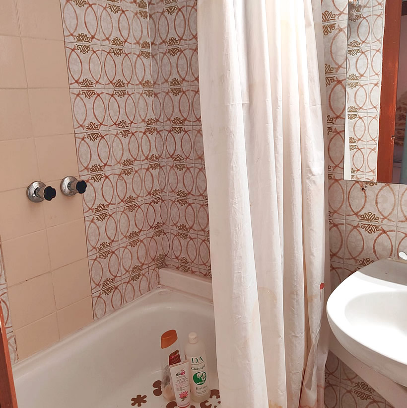 Cuarto de baño con ducha y bañera/bidé/lavabo/WC Ampolla, Delta del Ebre, Groom service Delta